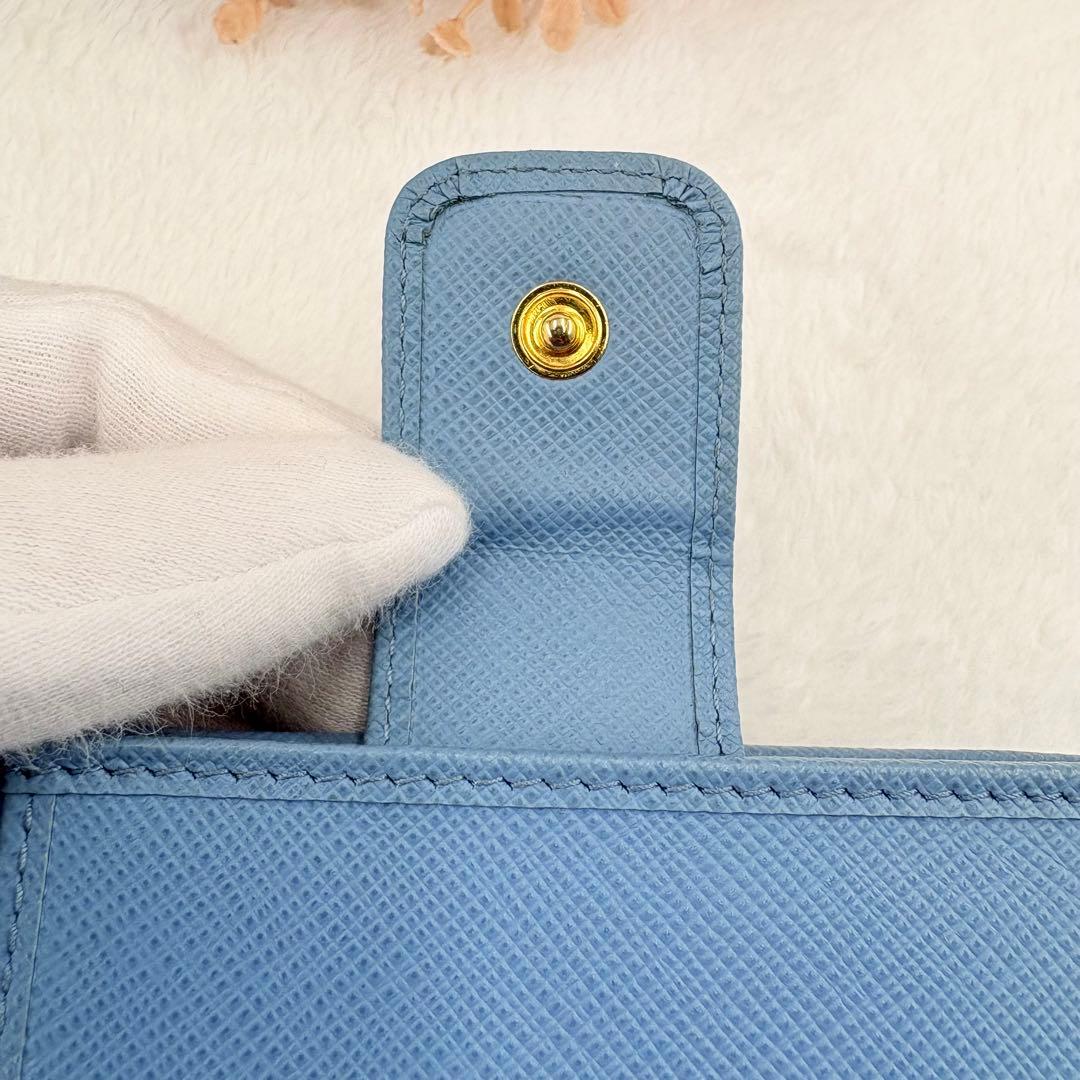 【美品】PRADA　プラダ　二つ折り財布　サフィアーノレザー　三角ロゴ　水色