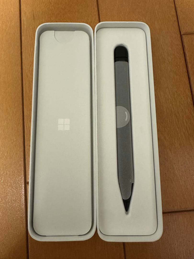 Surface スリム ペン 2 ブラック とその充電器です。
