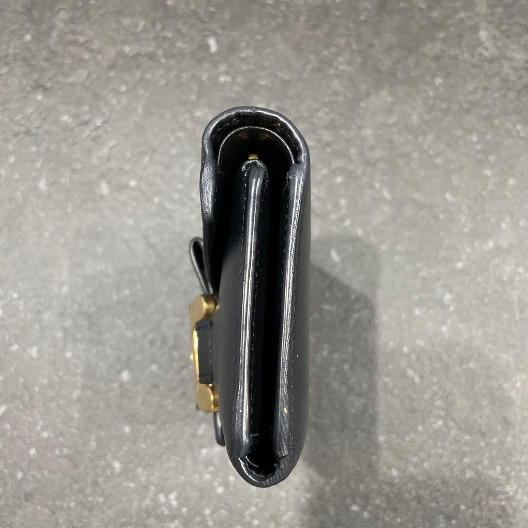 TOD'S三つ折り財布 ゴールド金具付き