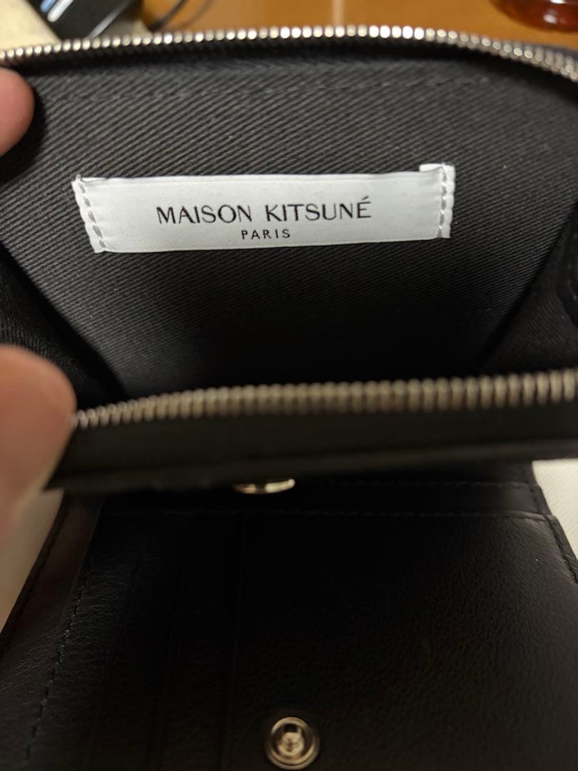 MAISON KITSUNÉ ブラックレザー二つ折り財布