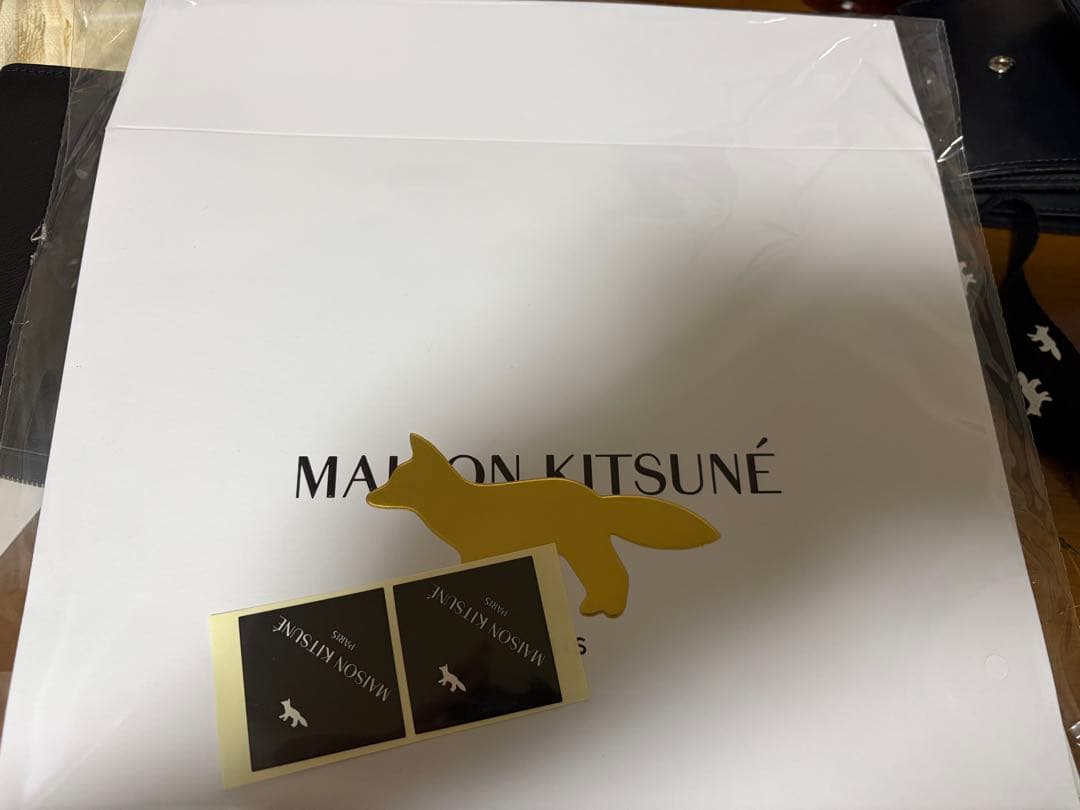 MAISON KITSUNÉ ブラックレザー二つ折り財布