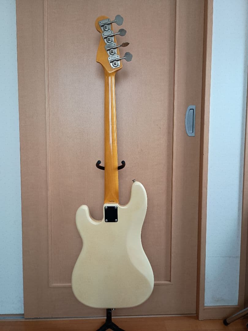 Fender Precision Bass アイボリー