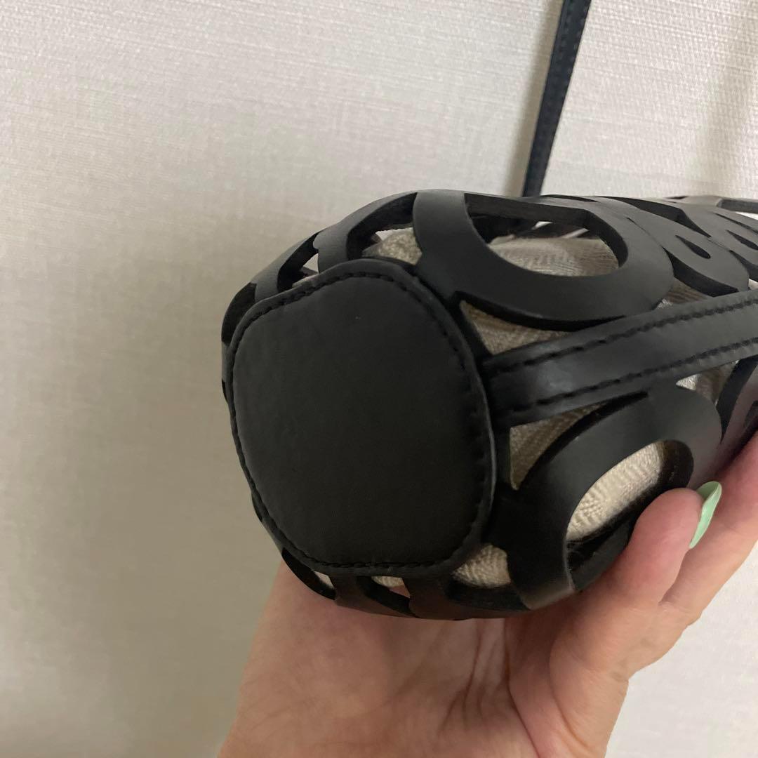アナグラムカットアウトポケット