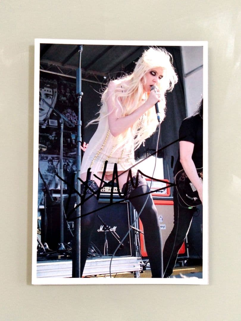 テイラー・モンセン直筆サイン入り2Lサイズ写真…Taylor Momsen…