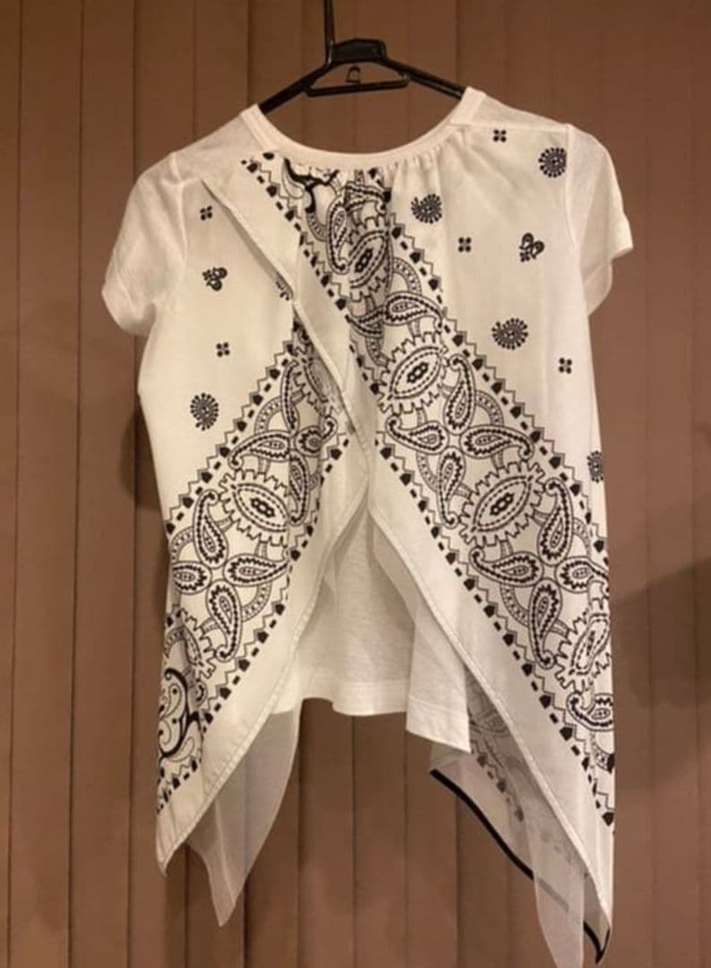 週末お値下げ sacaiホワイト ペイズリー柄 半袖Tシャツ　サイズ1