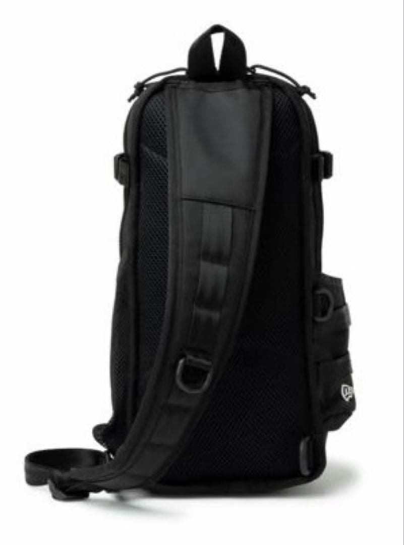 Y'sとNEW ERAのコラボ スリングボディバッグ