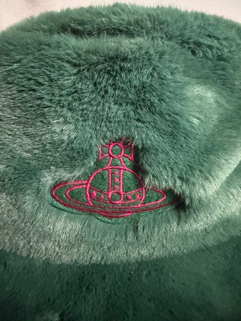Vivienne Westwoodのオーブ刺繍付きエコファーバケットハット