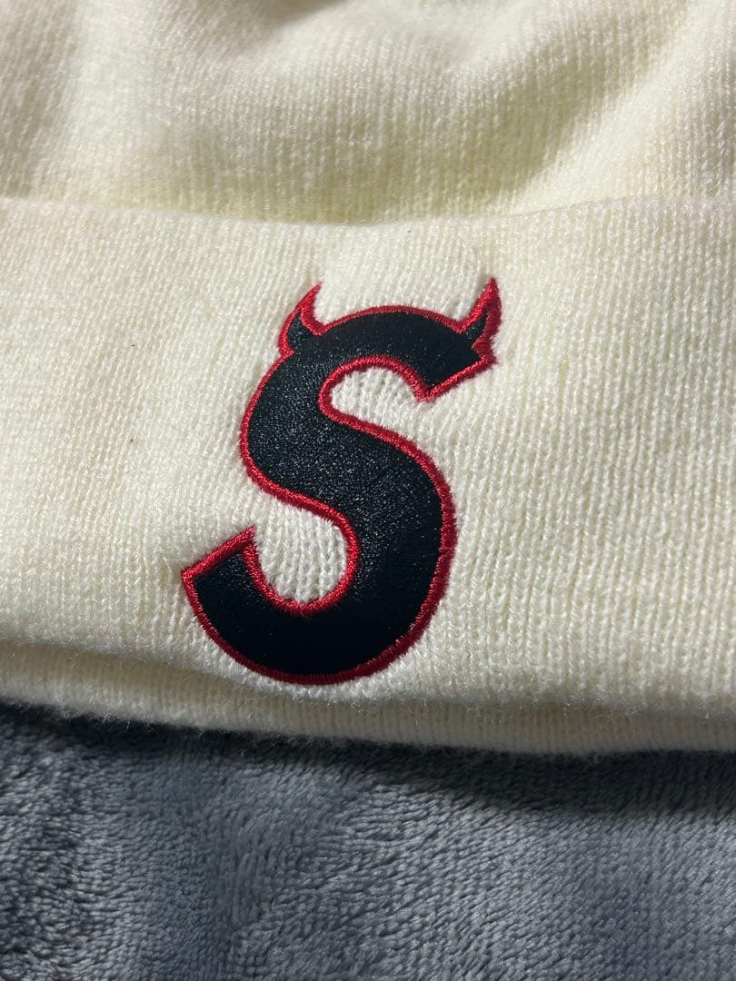supreme ビーニー 22FW Sロゴ ツノ　ホワイト ニット帽