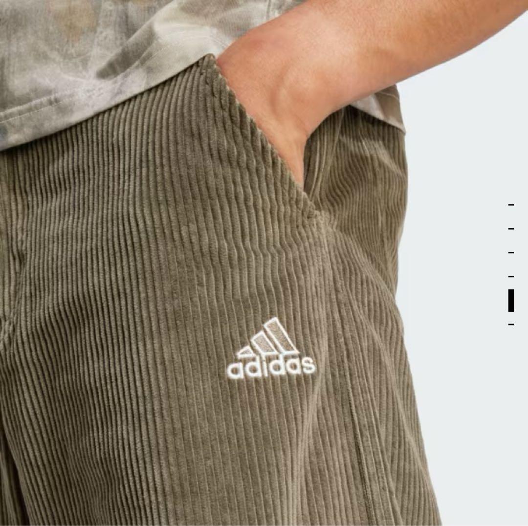 adidas オリジナルス コーデュロイ ワイドパンツ オリーブグリーン