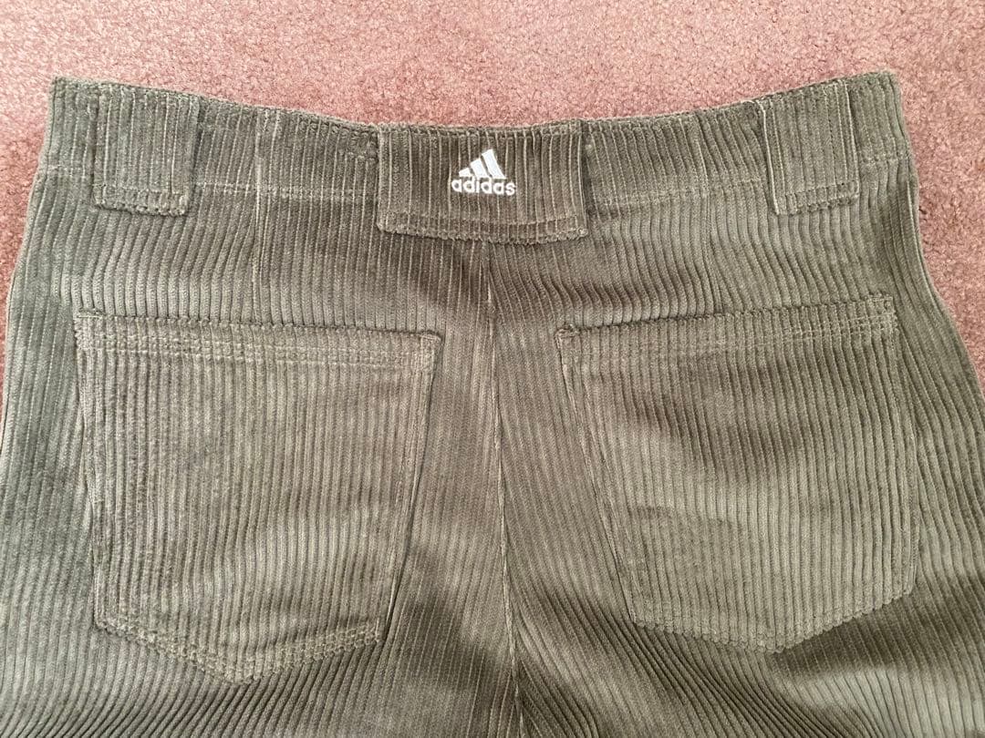 adidas オリジナルス コーデュロイ ワイドパンツ オリーブグリーン