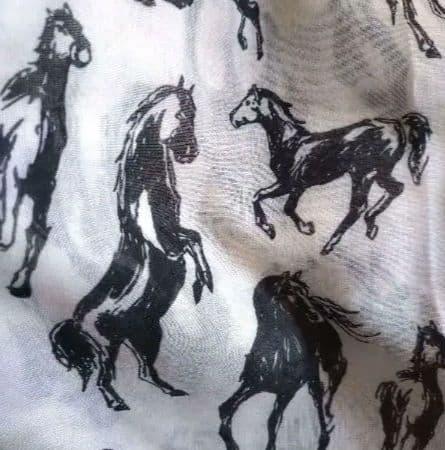 新品未使用 馬プリント 薄手フリンジストール モノトーン モダン