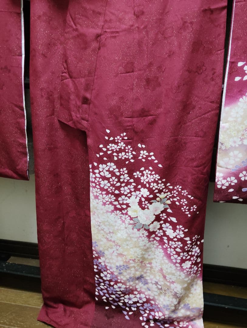 桜柄深紅振袖と立涌模様袋帯