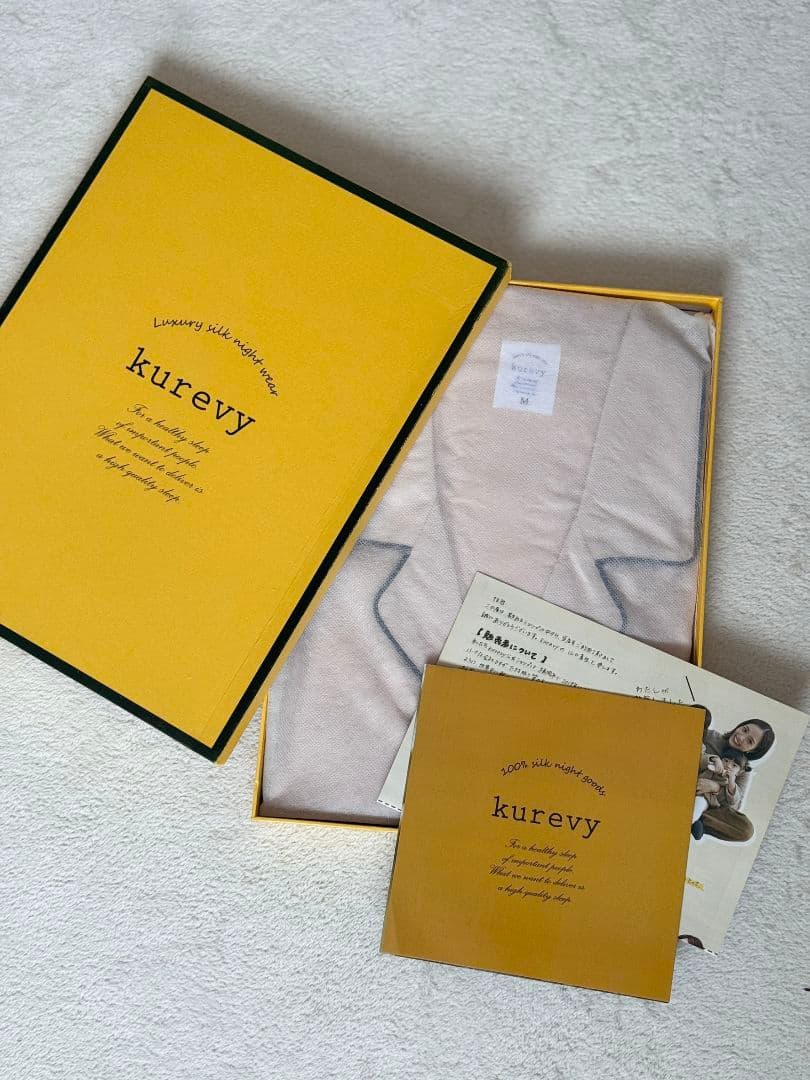新品未使用　kurevy 高級シルクパジャマ Mサイズ　ピンクベージュ
