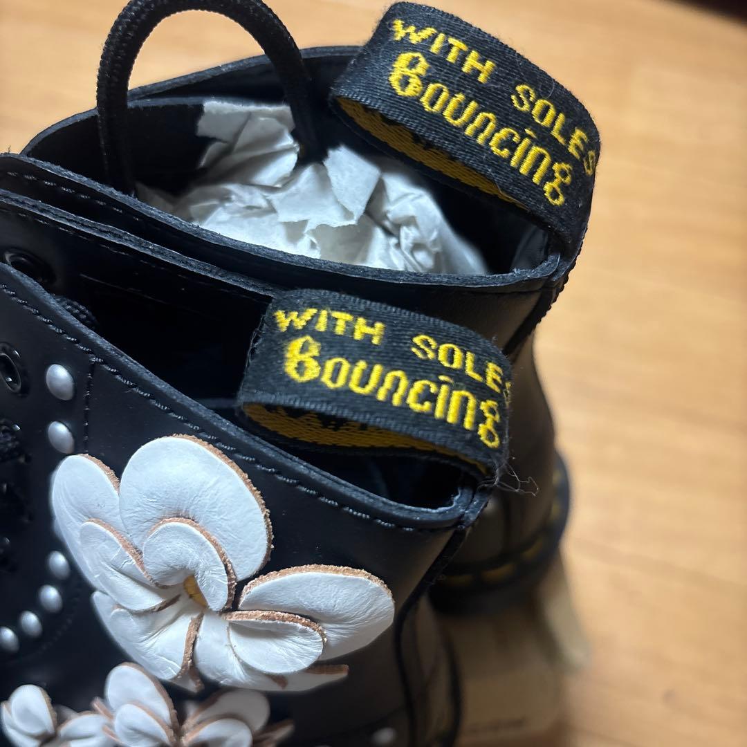 【新品】希少。Dr. Martens 花飾り付きブーツ23。