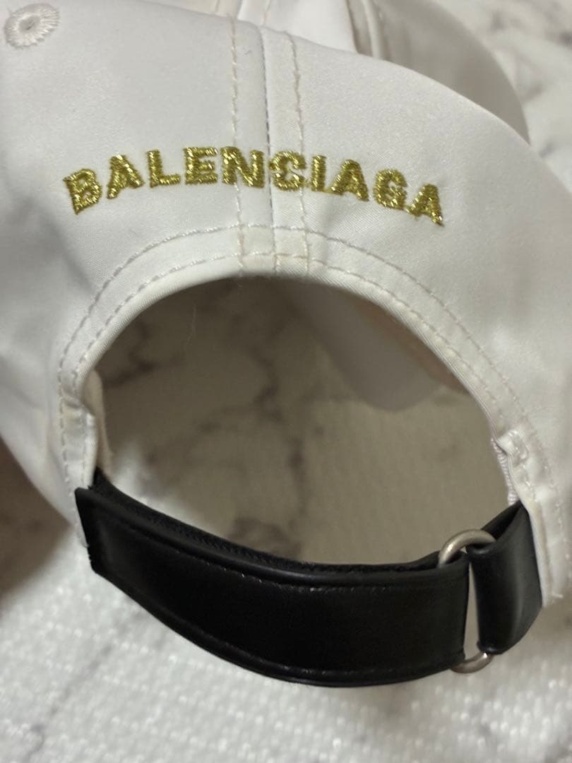 ★BALENCIAGA ホワイトキャップビッグロゴ金刺繍