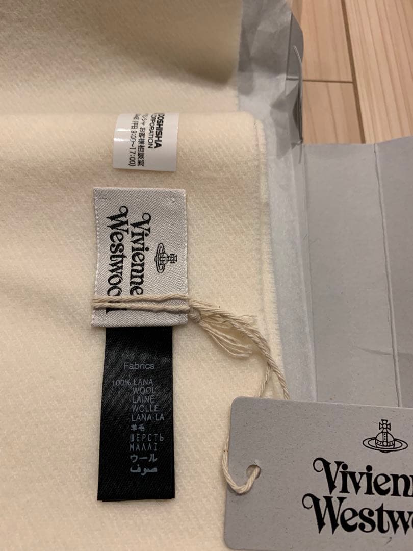 新品、未使用タグ付きVivienne Westwood ホワイトマフラーBOX付
