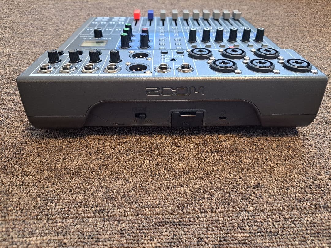【美品】ZOOM LiveTrak L-8 デジタルミキサー
