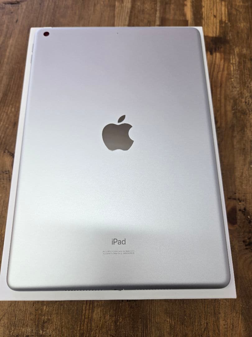 iPad 第8世代 Wi-Fi 32GB シルバー　新品フィルム、箱、備品