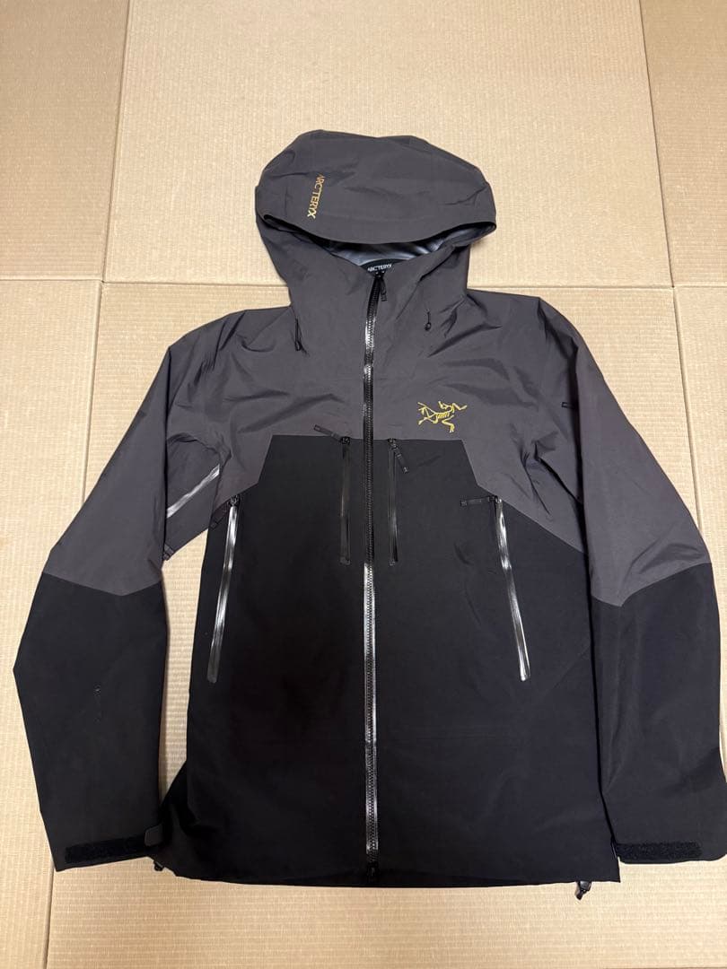 アークテリクス　ラッシュGraphite / Blk / Yukon 今期物　Ｍ