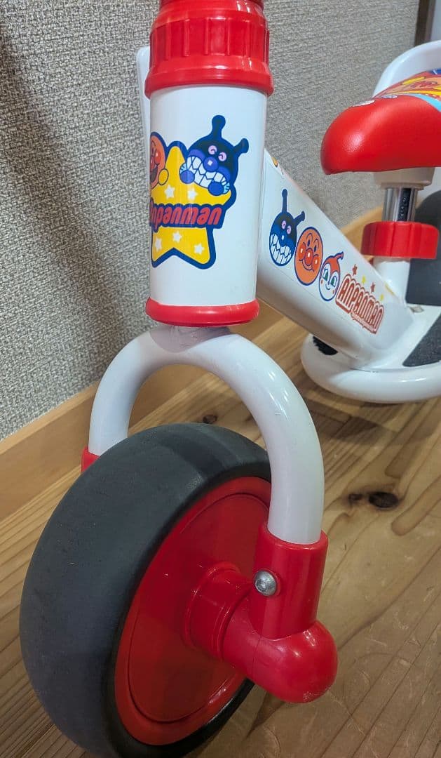 美品　アンパンマン バランスバイク 赤白　1.5歳〜