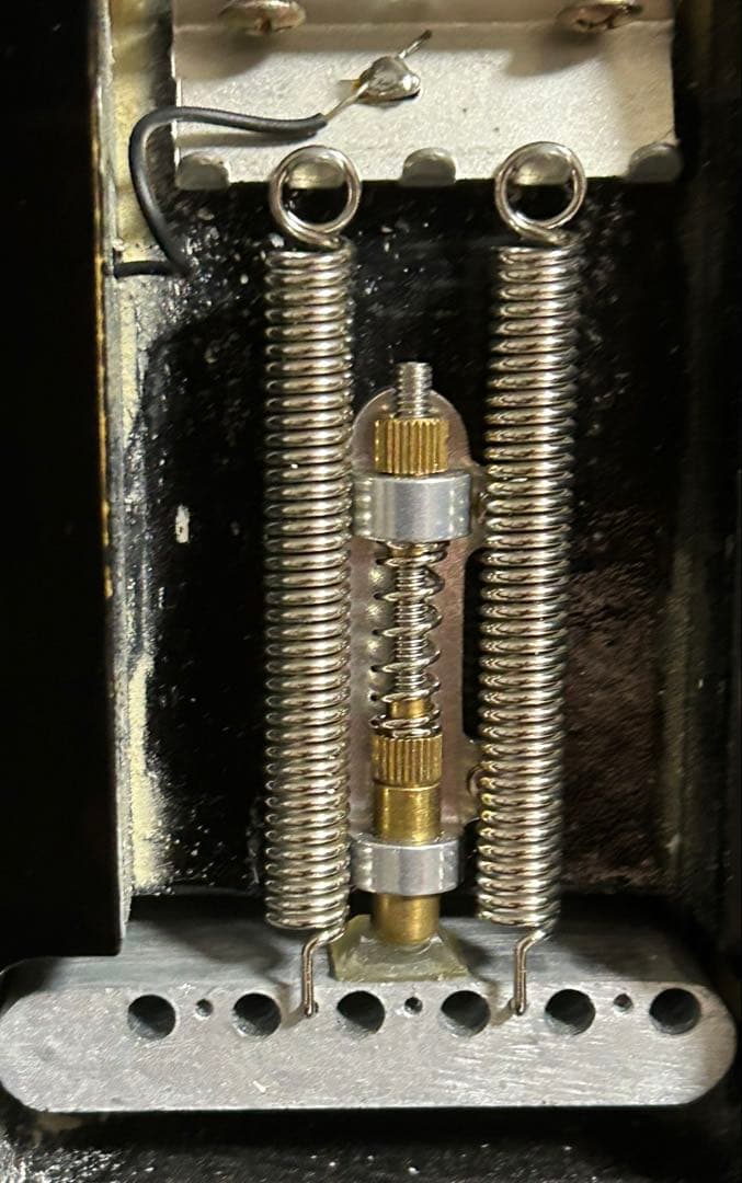 ストラトタイプ　全フレットスキャロップ加工　アルニコピックアップ