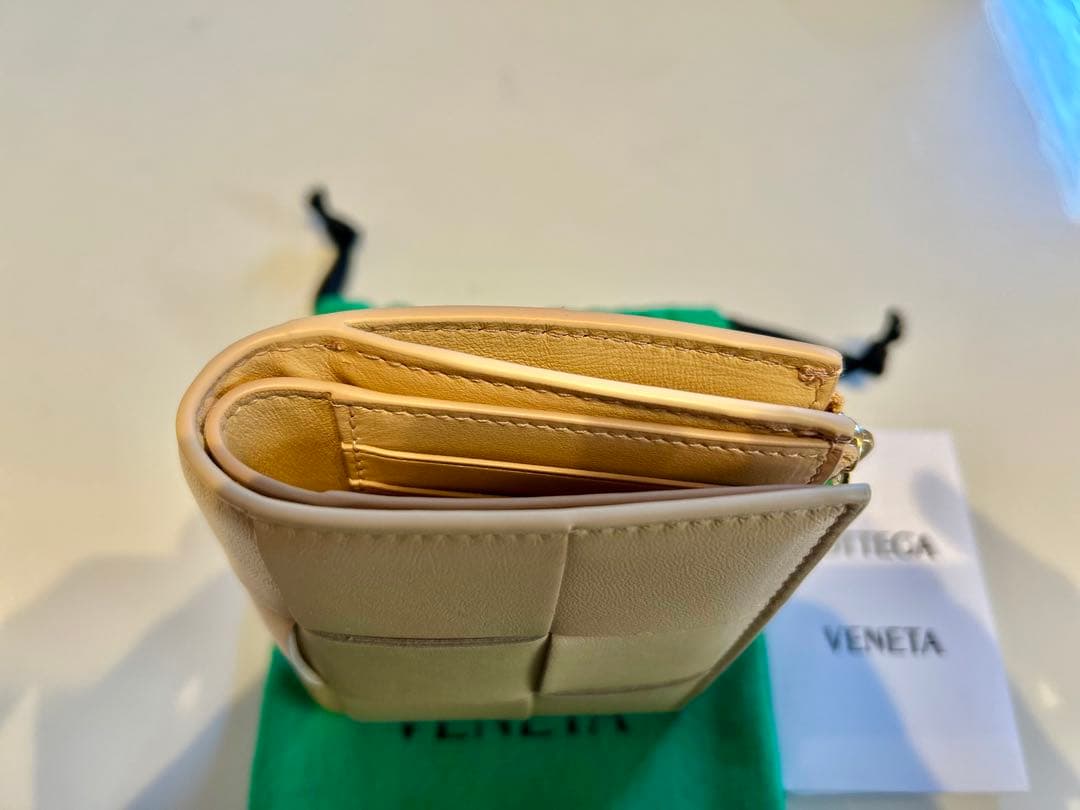 BOTTEGA VENETA ボッテガヴェネタ カセット ベージュ 二つ折り財布