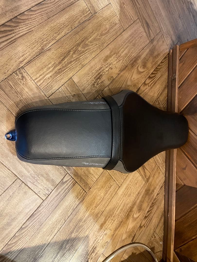 バットランダー　流線型 黒 シート 合成皮革