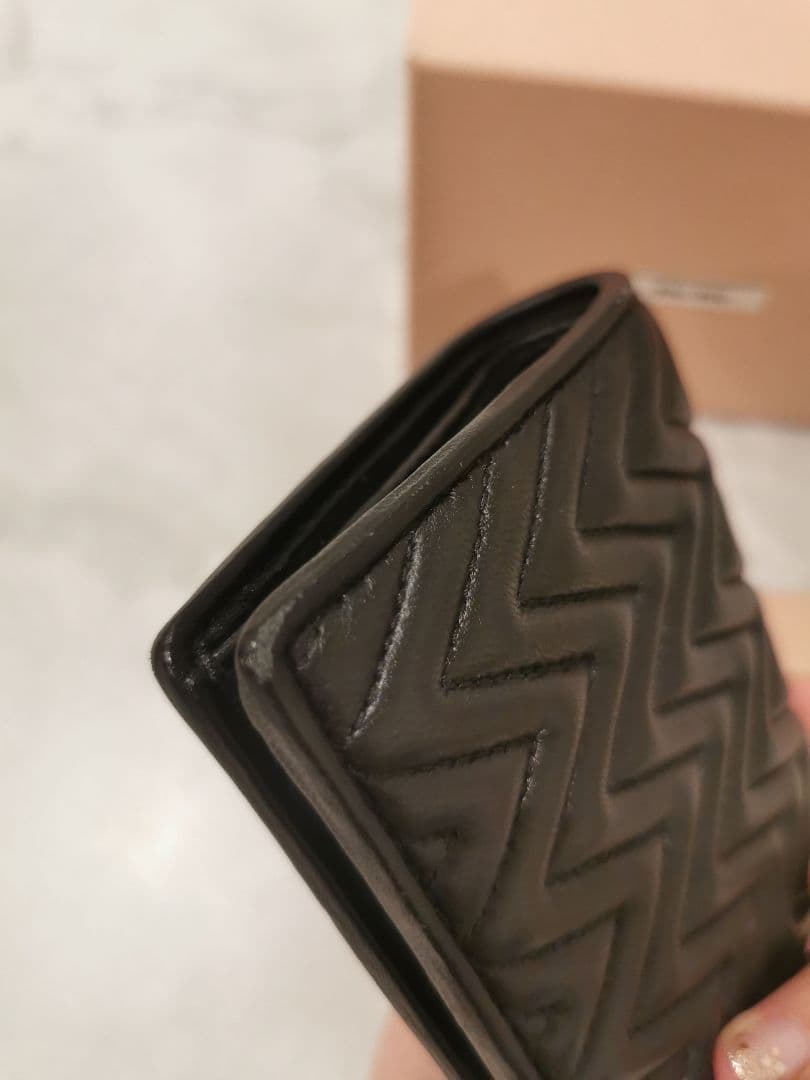 未使用に近い　MIU MIU ブラック 二つ折り財布