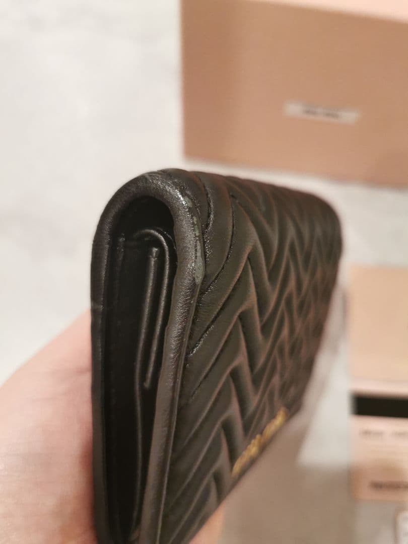 未使用に近い　MIU MIU ブラック 二つ折り財布