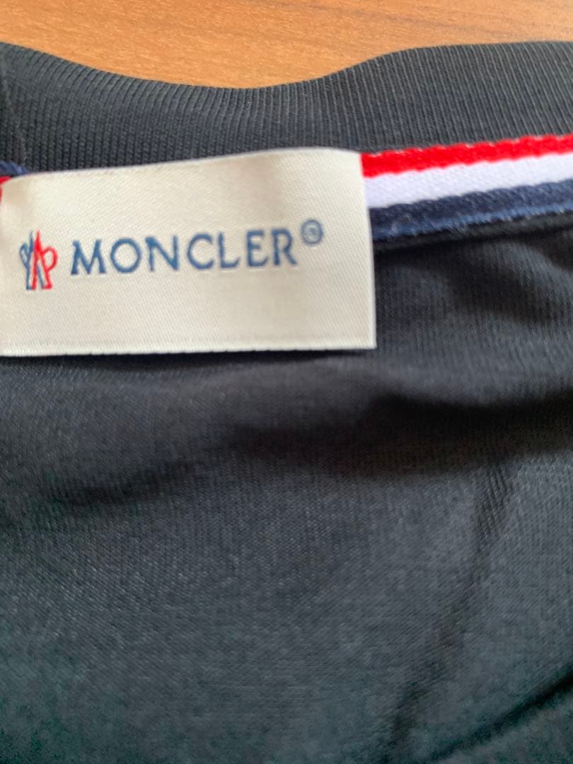 （高品質）Moncler ブラック Tシャツ
