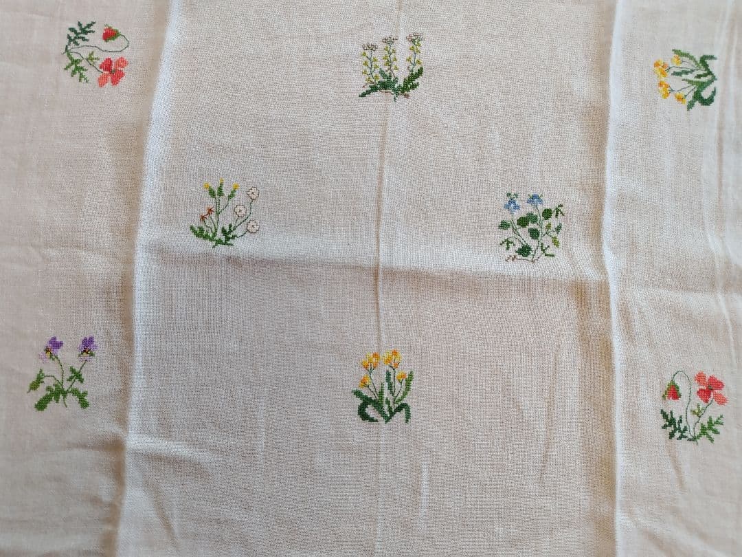 淡いピンクの花柄刺繍テーブルクロスハンドメイドビンテージ