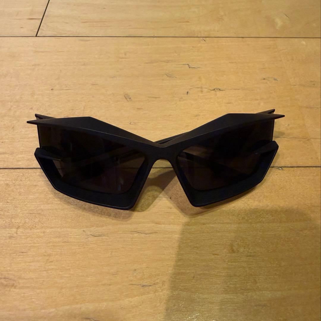 GIVENCHY GIVCUT サングラス Playboi Carti 着用