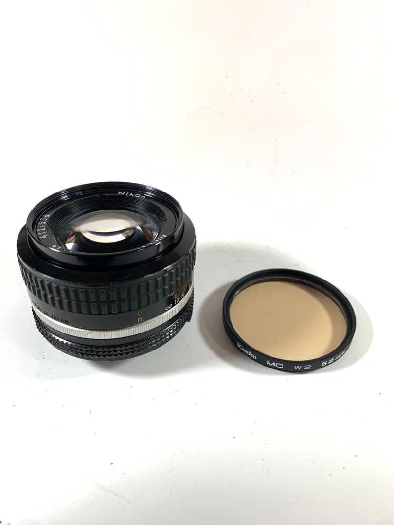 Nikon FE2 フィルム一眼レフカメラ 50mmレンズ、ストロボ付き