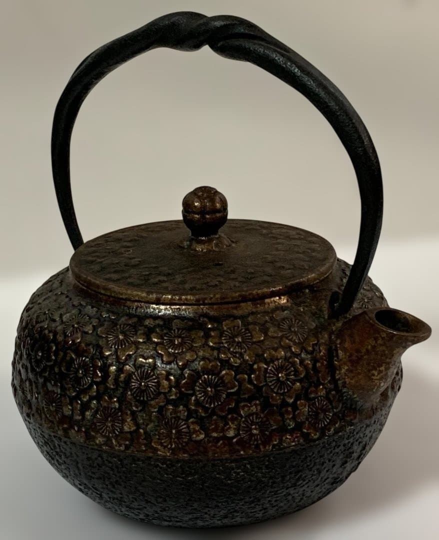 煎茶道具　南部鉄器　岩鋳造　清茂作 金桜文 　砂鉄急須瓶