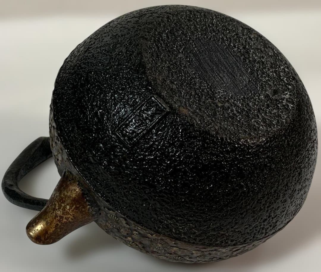 煎茶道具　南部鉄器　岩鋳造　清茂作 金桜文 　砂鉄急須瓶