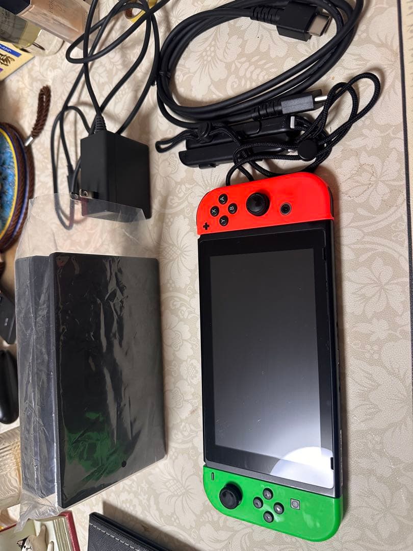 Nintendo Switch 本体 赤と緑のジョイコンー外箱なし