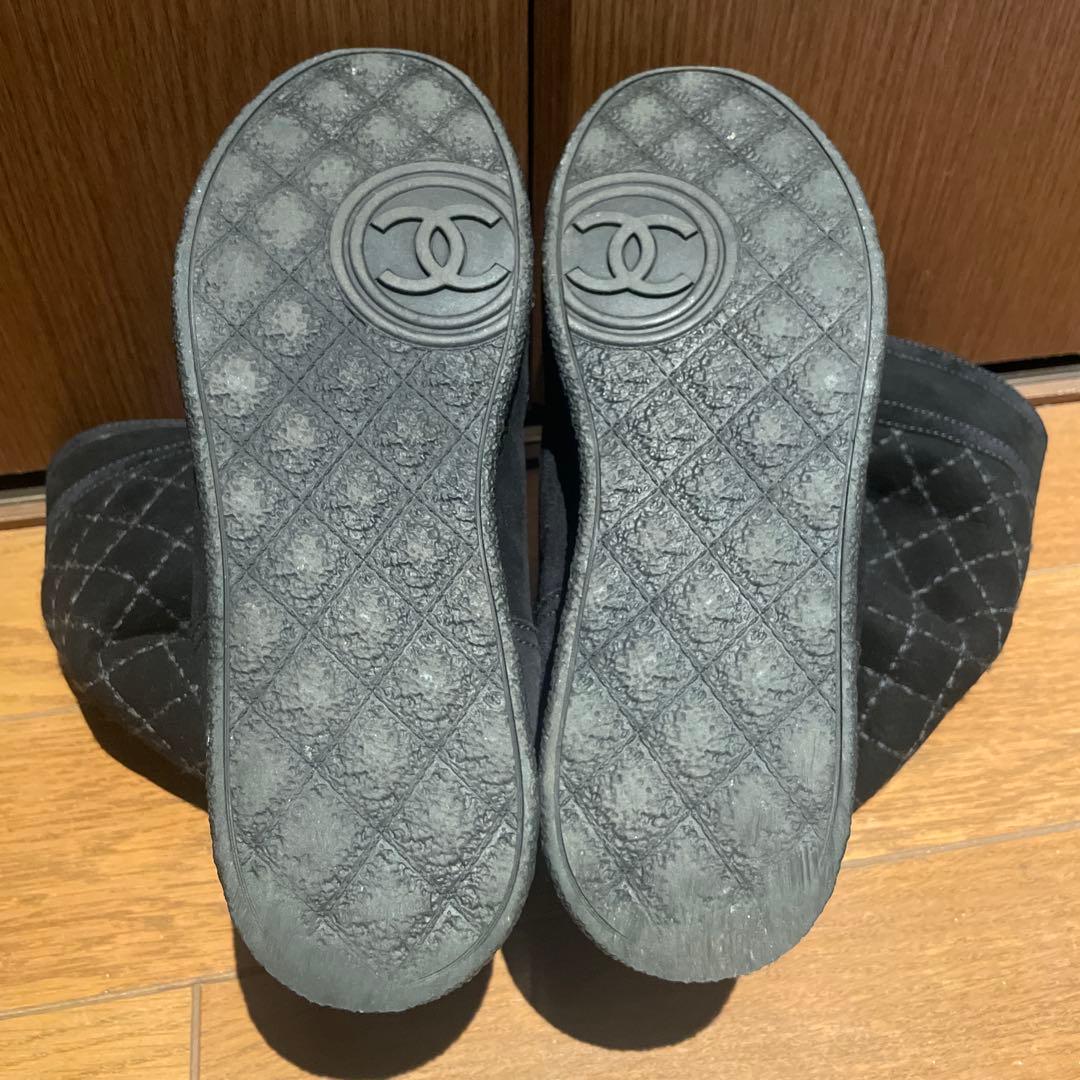 CHANEL ムートン黒ブーツ