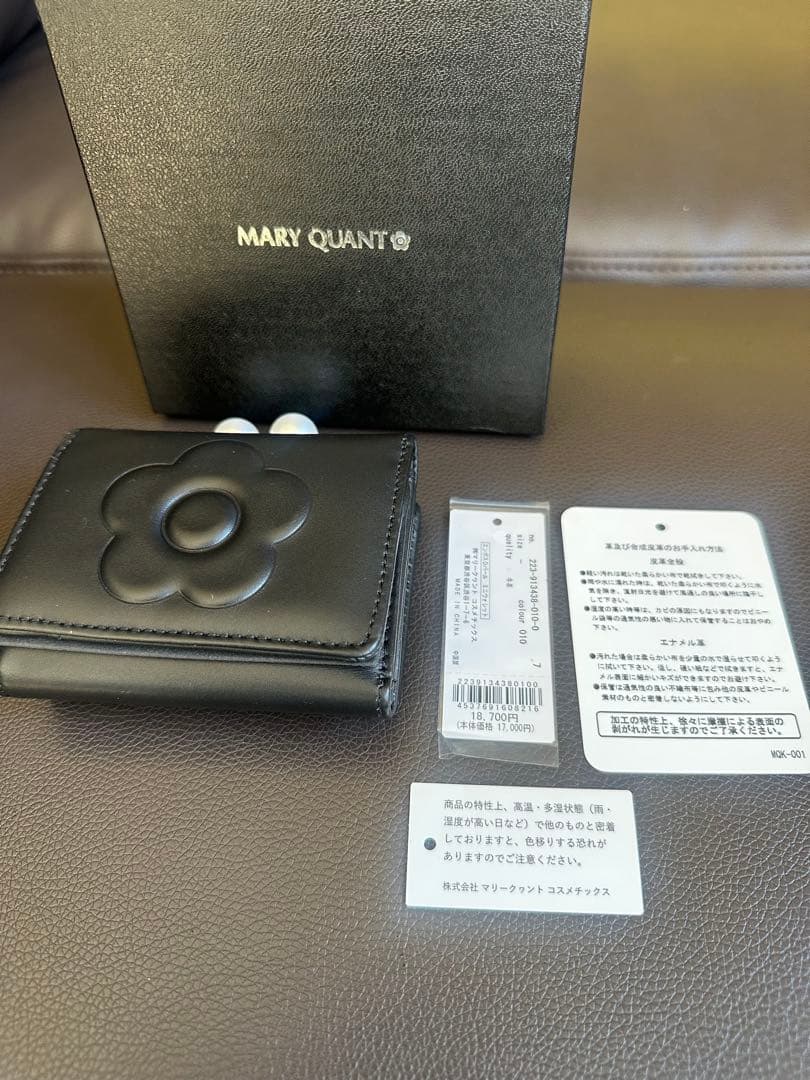 美品　MARY QUANT フラワーモチーフ 三つ折り財布