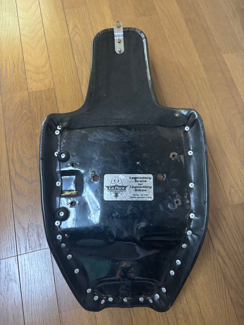 Lepera ラペラ　ハーレーFXR用シート　ガンファイター