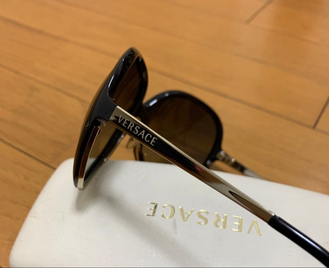 訳あり　VERSACE ブラック サングラス　ヴェルサーチ　ベルサーチ　メンズも