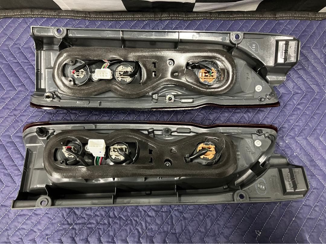 納車外し美品！ハイエース200系 純正テールランプ 左右セット スモークテール