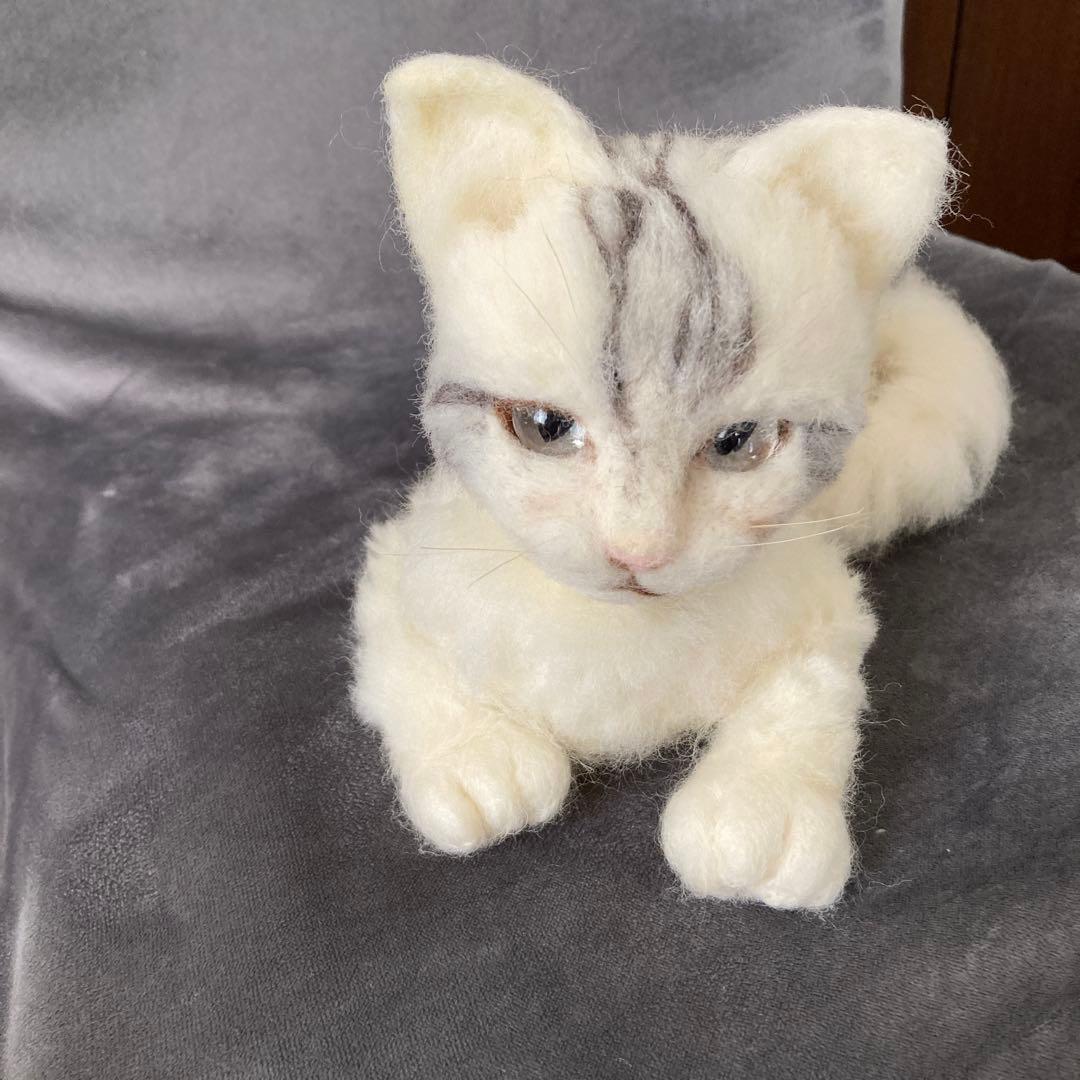 羊毛フェルト 猫の置物 高さ約15cm 全長23㎝