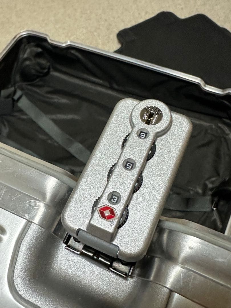 RIMOWA アルミニウムスーツケース TSAロック付き