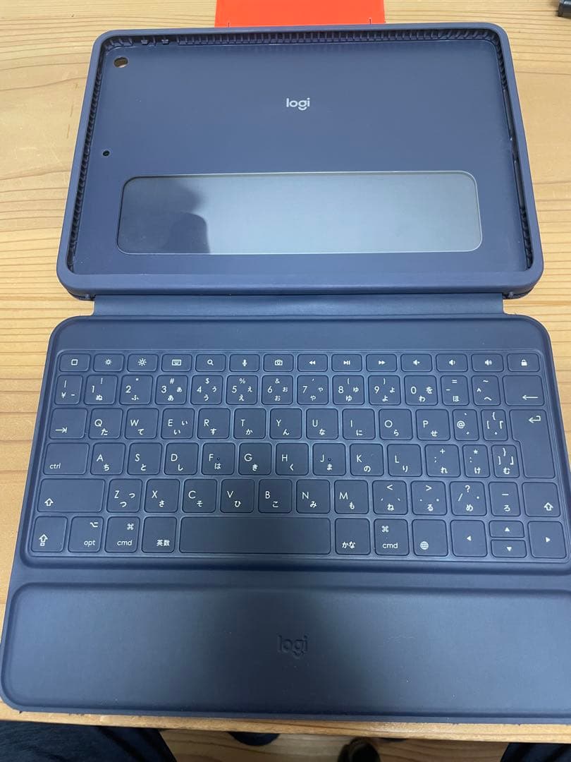 iPad第8世代 32GB バッテリー97% ロジクールキーボード付