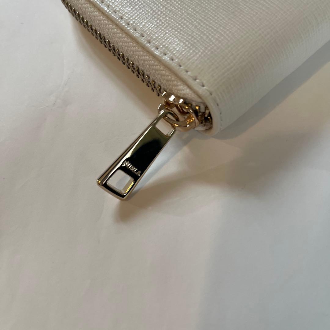 FURLA フルラ　二つ折り財布　ホワイト　レザー　ラウンドジップ
