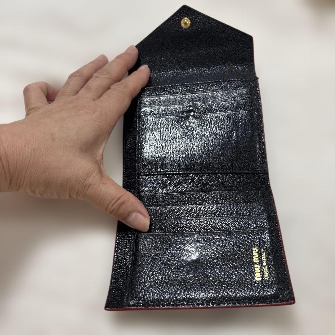 miu miu 三つ折り財布 黒ラブレター型
