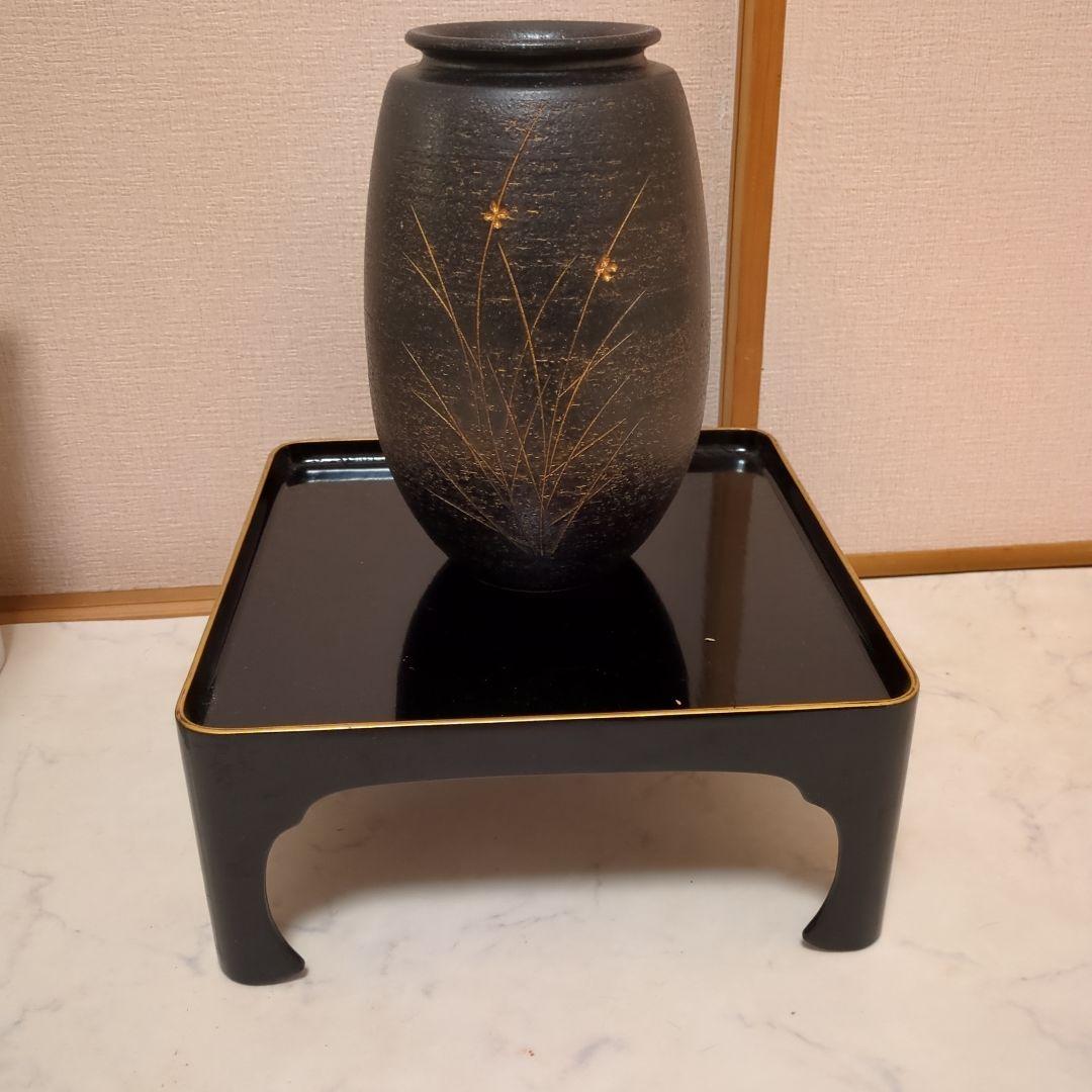 黒　陶器花瓶　金の花柄のデザインあり