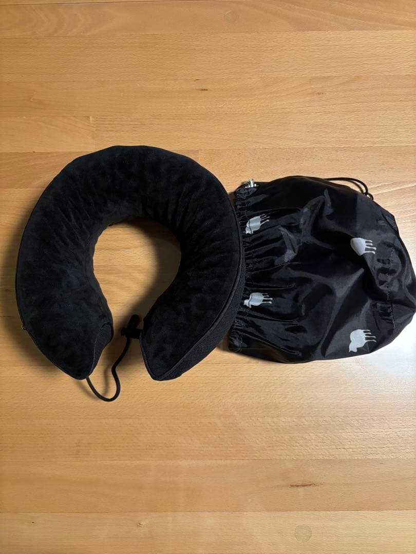 ヒツジのいらない枕 黒 ネックピロー 収納袋付き