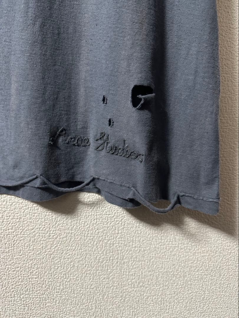 Acne Studios グレー ダメージ風Tシャツ