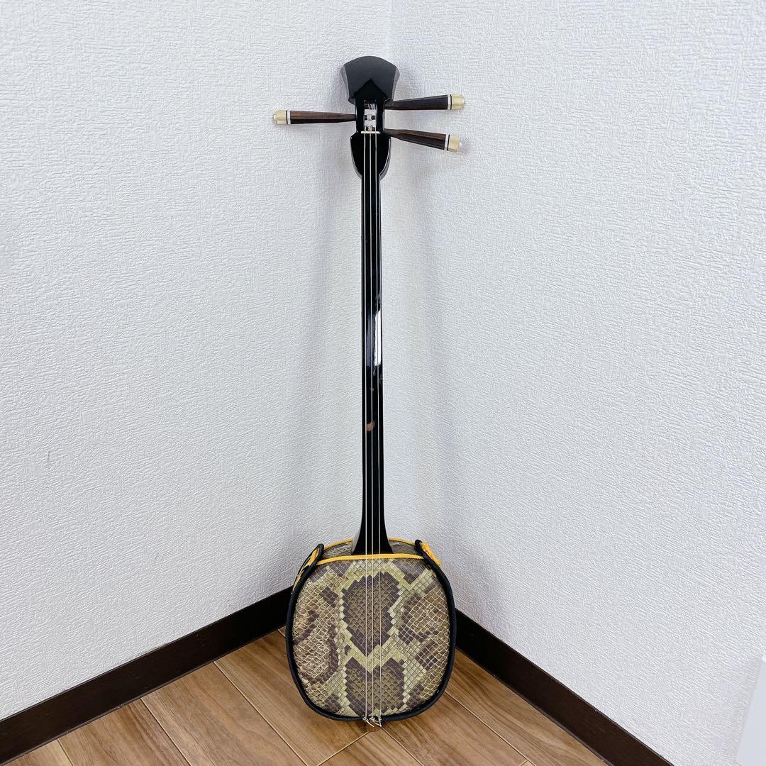 沖縄三線　和楽器　人口皮　ケース付き　付属品多数　三線